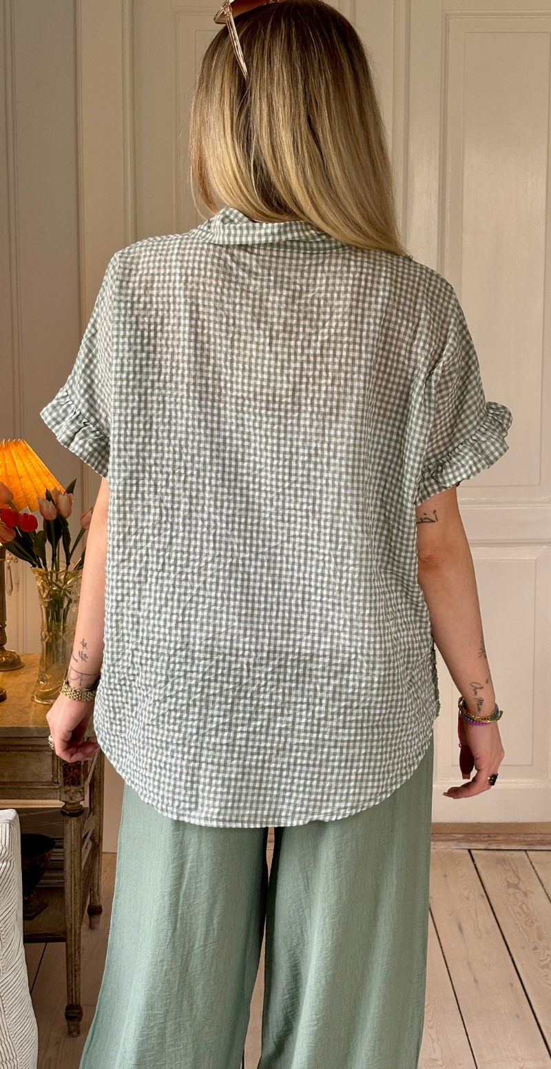 Isla skjorte med tern og kort flæseærme khaki LikeLondon