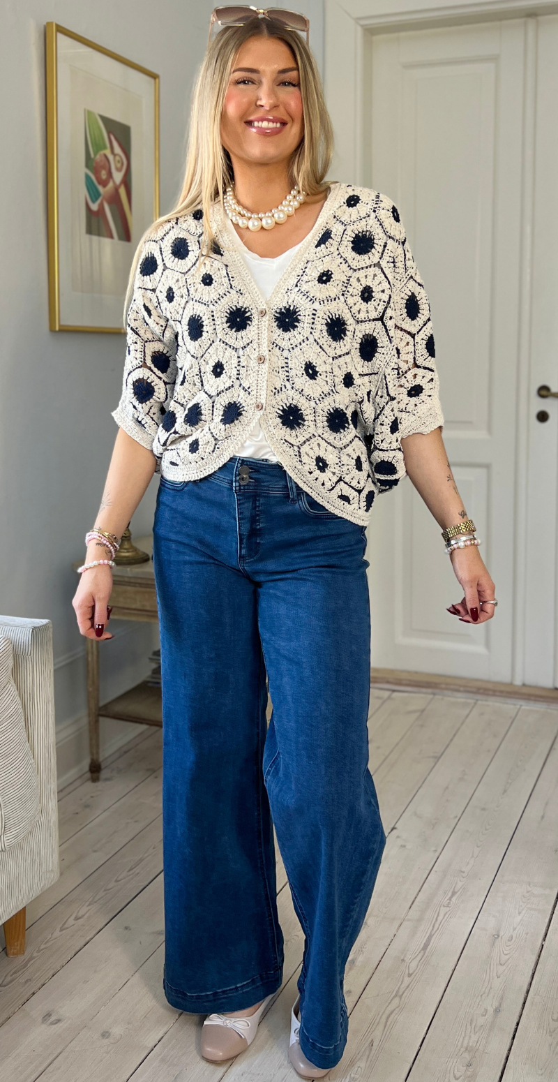 Etina kort cardigan med hæklet mønster og træknapper navy LIkeLondon