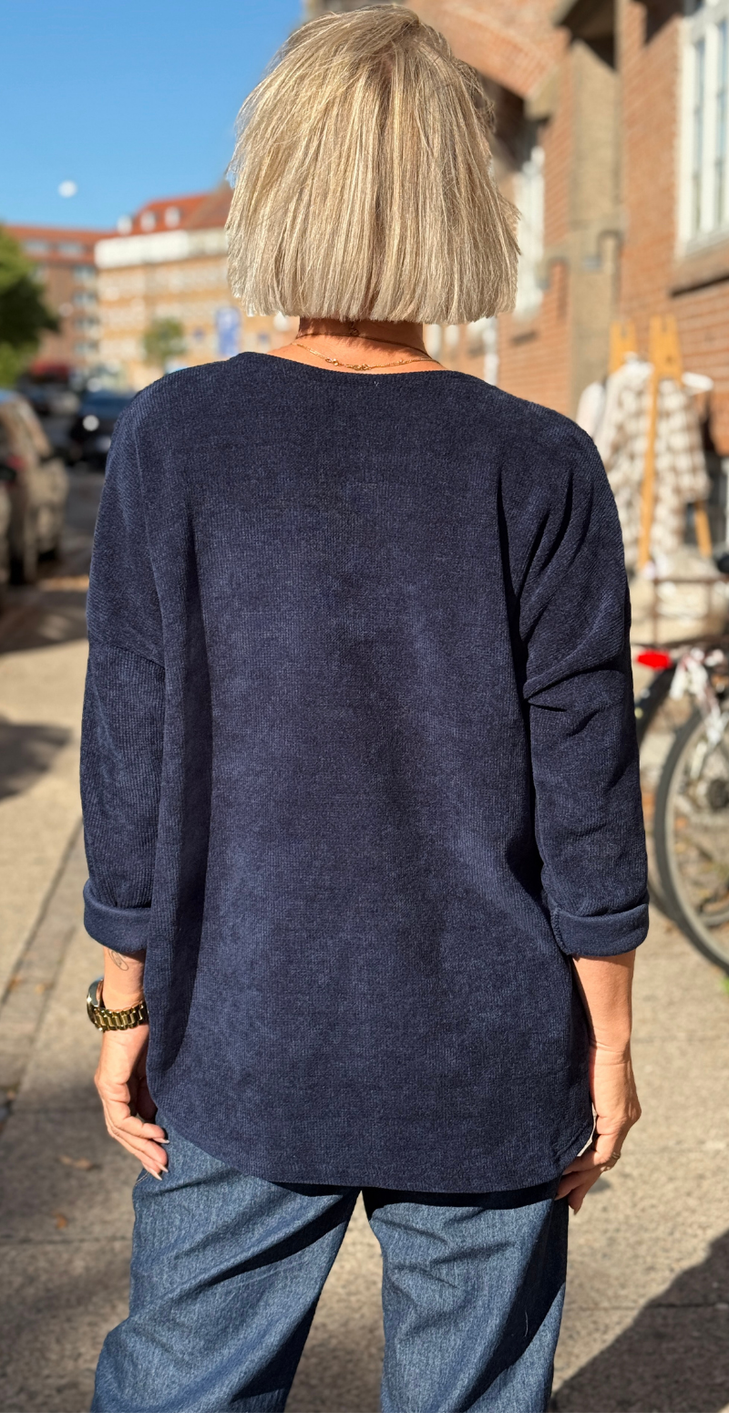 Maren bluse i velour og halskæde navy LikeLondon