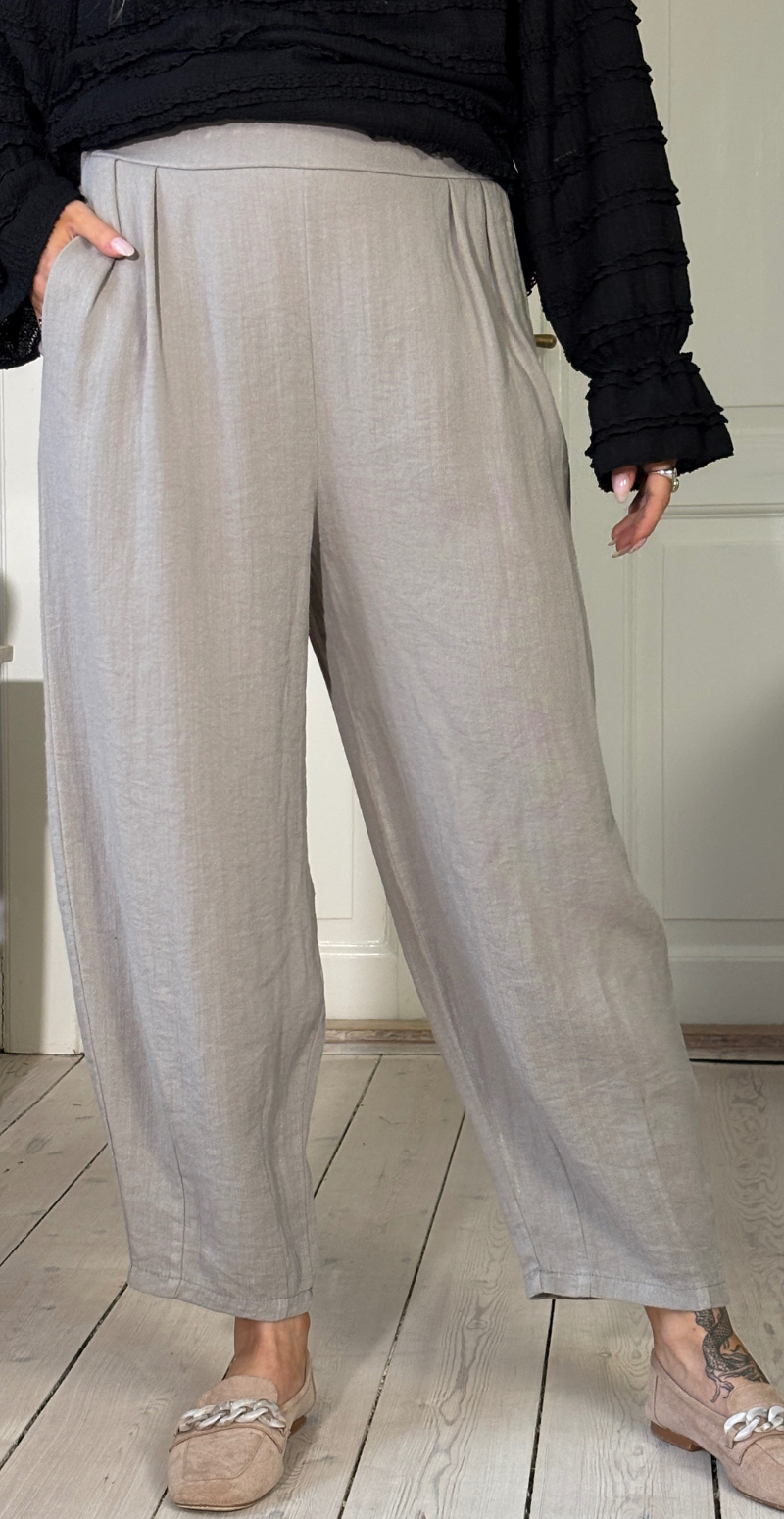 Forudbestil uge 8 Sutton bukser i barrel-fit med læg foran fango LikeLondon