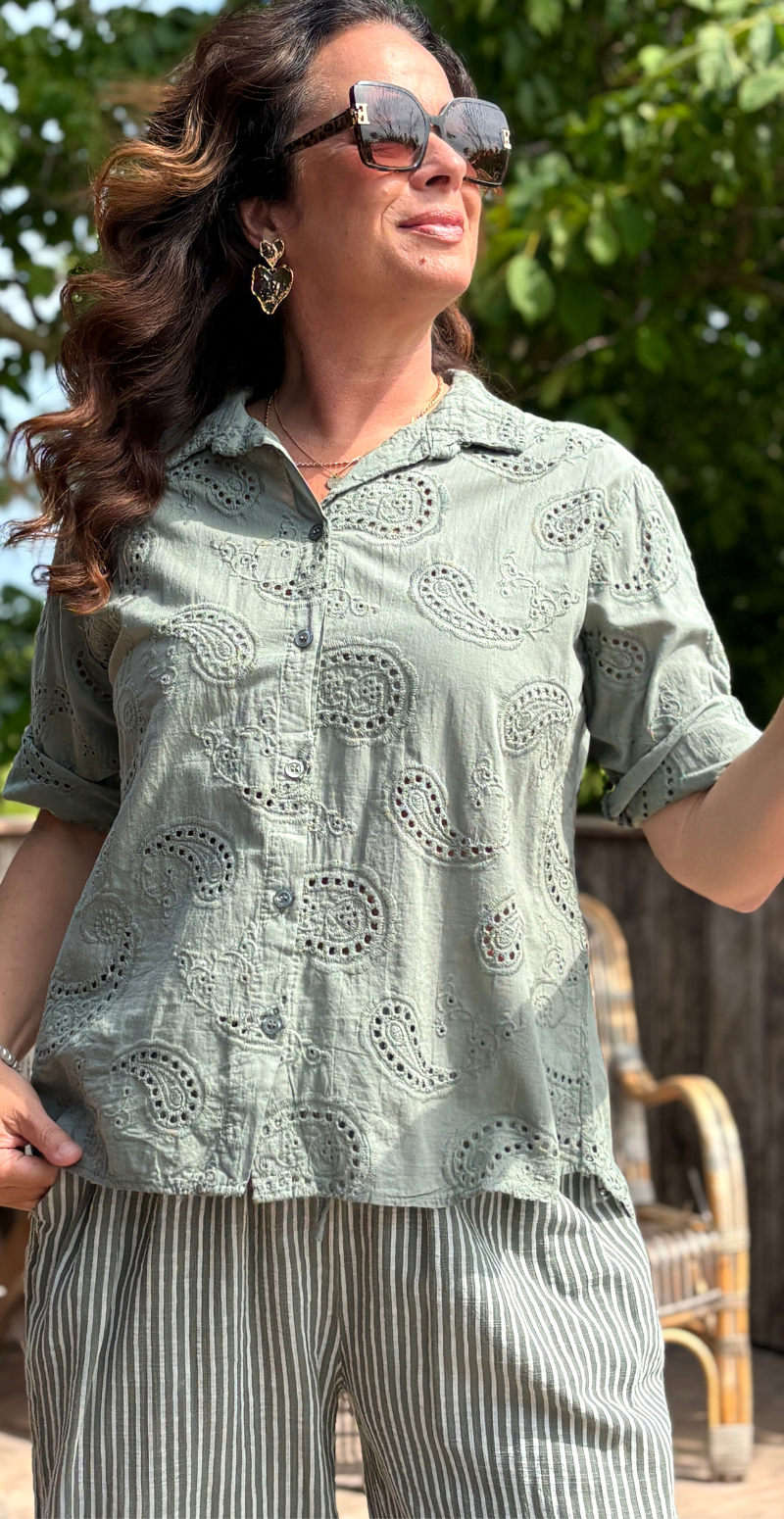 Isobel bluse med 3/4 ærmer og broderi anglaise khaki LikeLondon