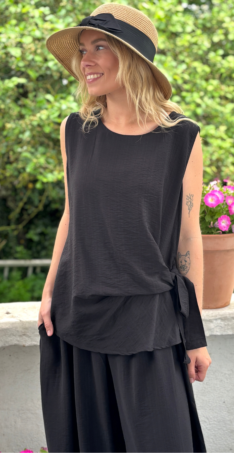 Ellie top uden ærmer med bindebånd i siden sort LikeLondon