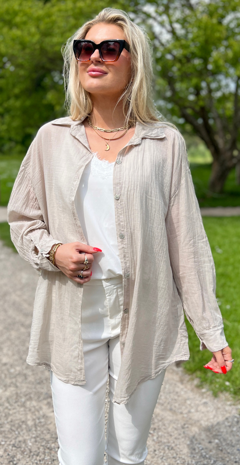 Bernadotte skjorte med perlemors knapper beige LikeLondon