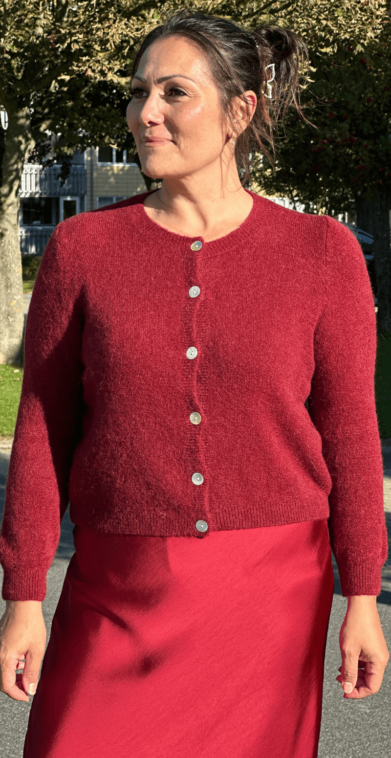 Celeste uld cardigan med perlemorsknapper bordeaux LikeLondon By Christina