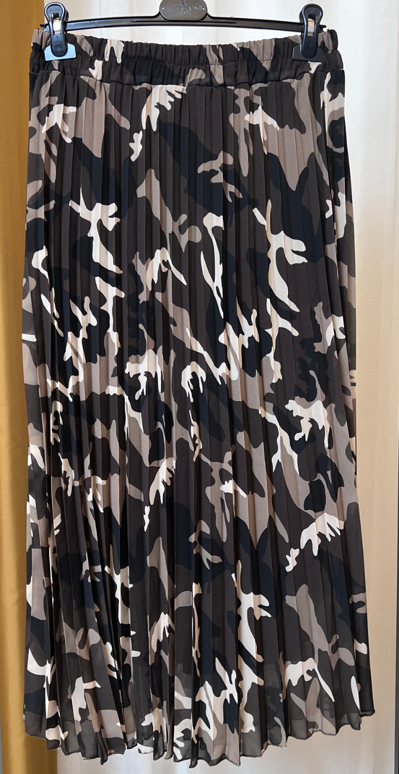 Robyn plisseret nederdel med camouflage print moro LikeLondon