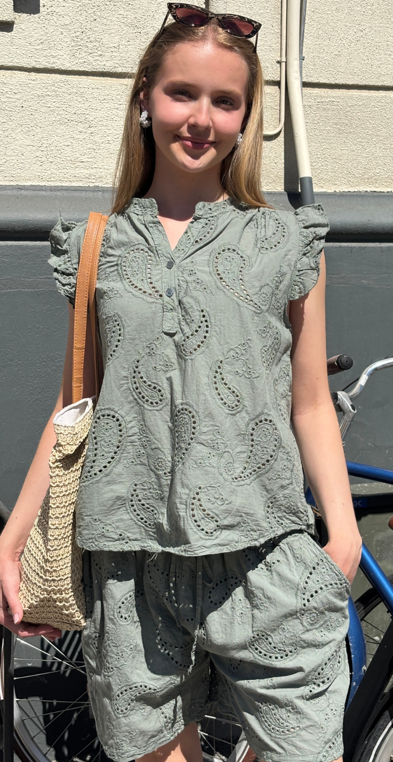 Isobel bluse med broderi anglaise og flæseærmer khaki LikeLondon