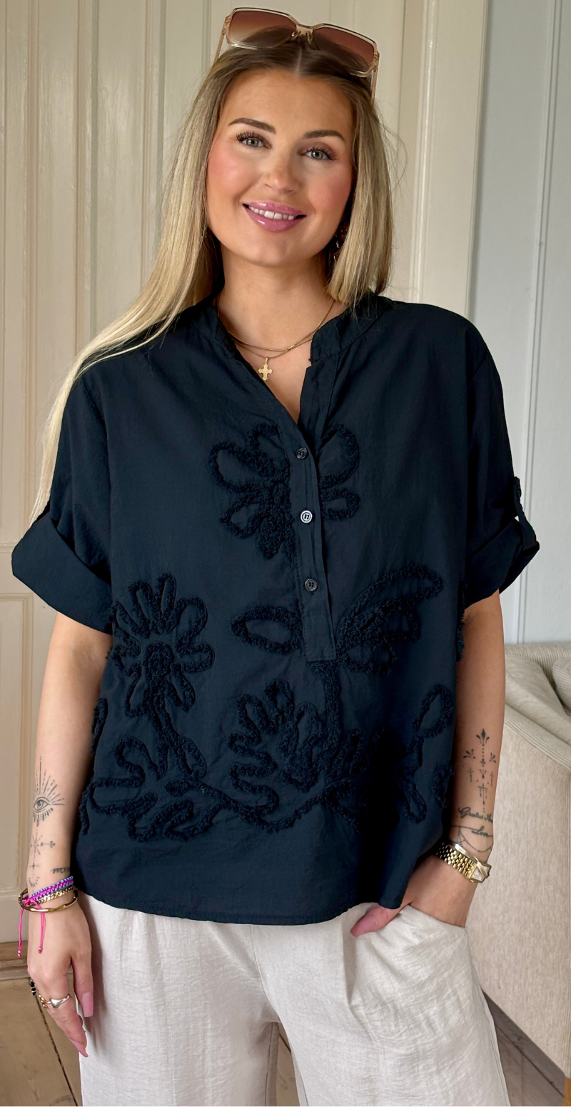 Yasmin kortærmet bluse med struktur og blomstermønster sort LikeLondon