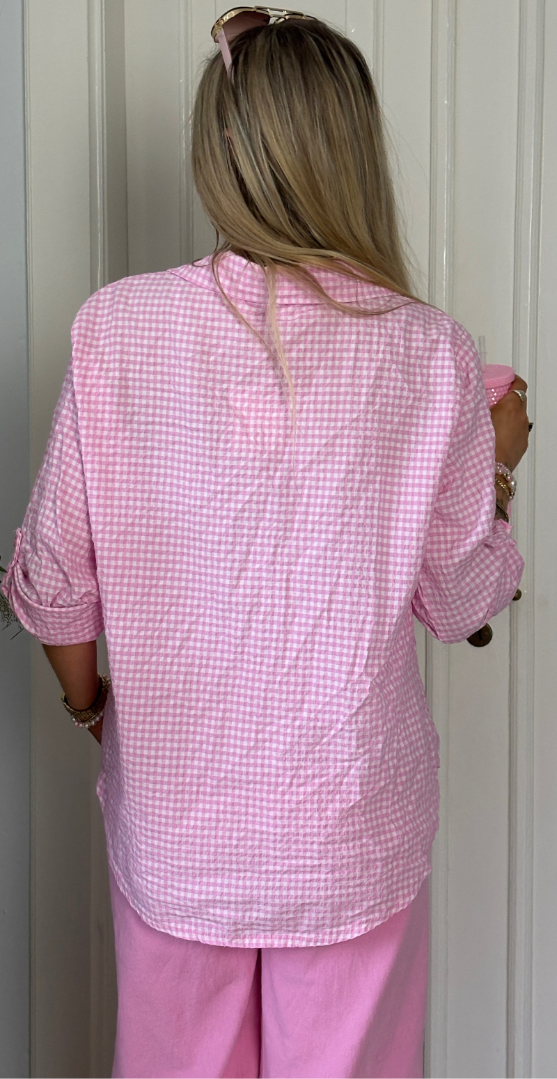 Pippa skjortebluse med krepp og tern pink LikeLondon