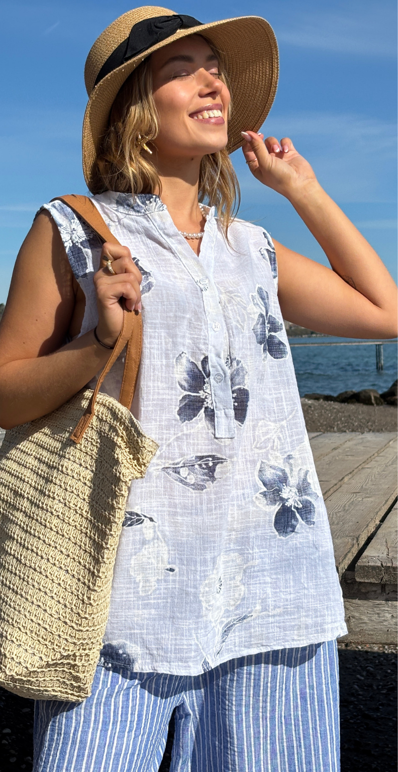 Dorota blomstret top med knapstolpe hvid LikeLondon
