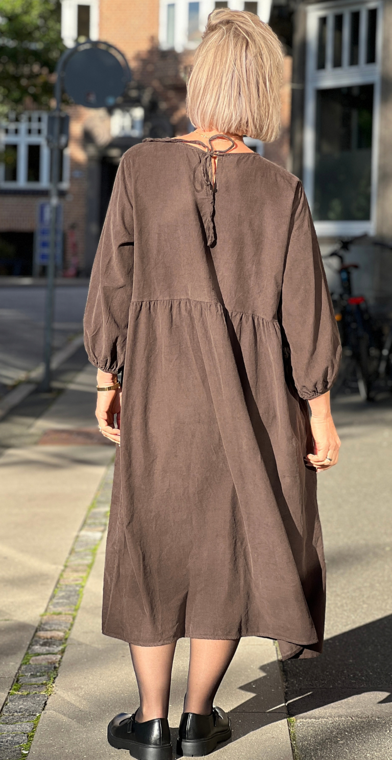 Babette fløjlskjole med lommer og 3/4 ærmer brun LikeLondon