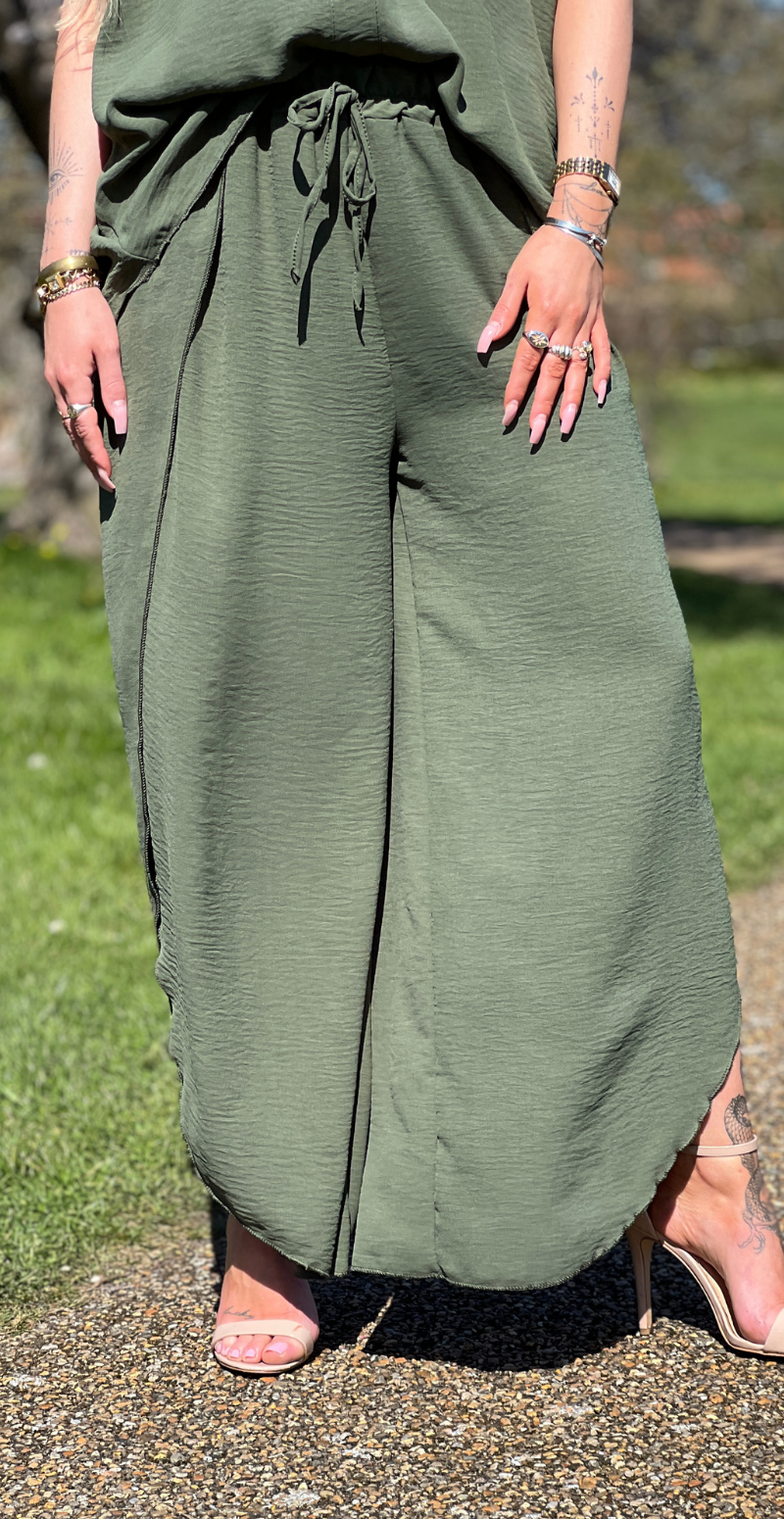 Beate bukser med åbning i siden military LikeLondon