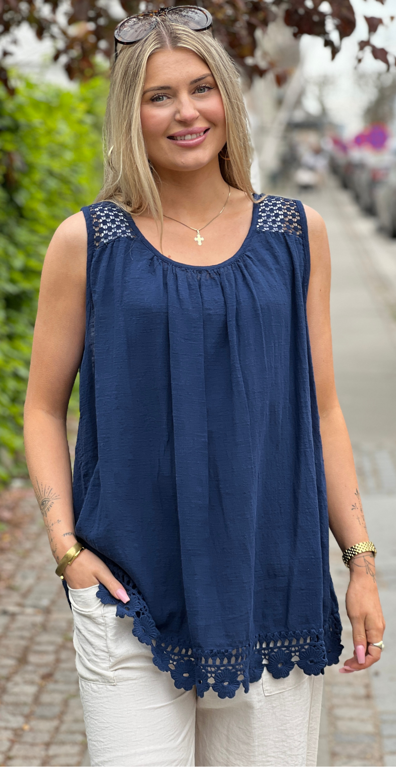 Ina bluse med blondedetaljer navy LikeLondon