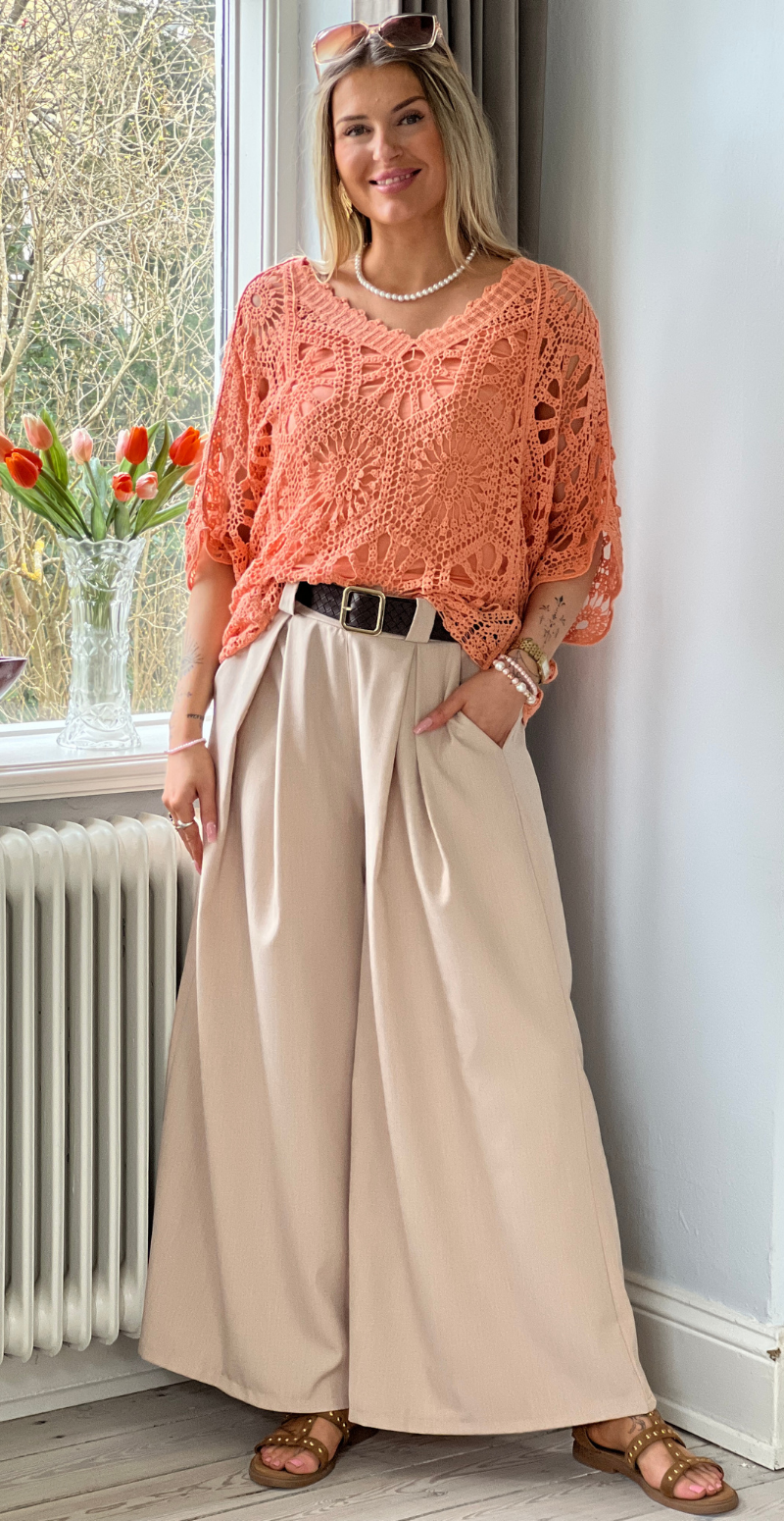 Forudbestil uge 15 Cajsa hæklet bluse med v-hals og indertop peach LikeLondon