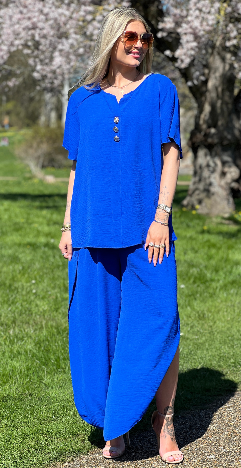 Beate kortærmet bluse med guldknapper royal blue LikeLondon