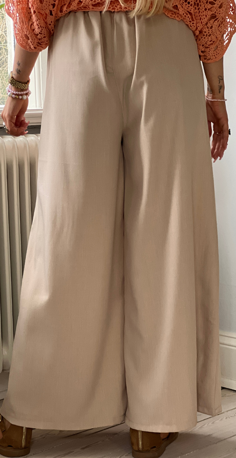 Romea bukser med vidde og bælte beige LikeLondon