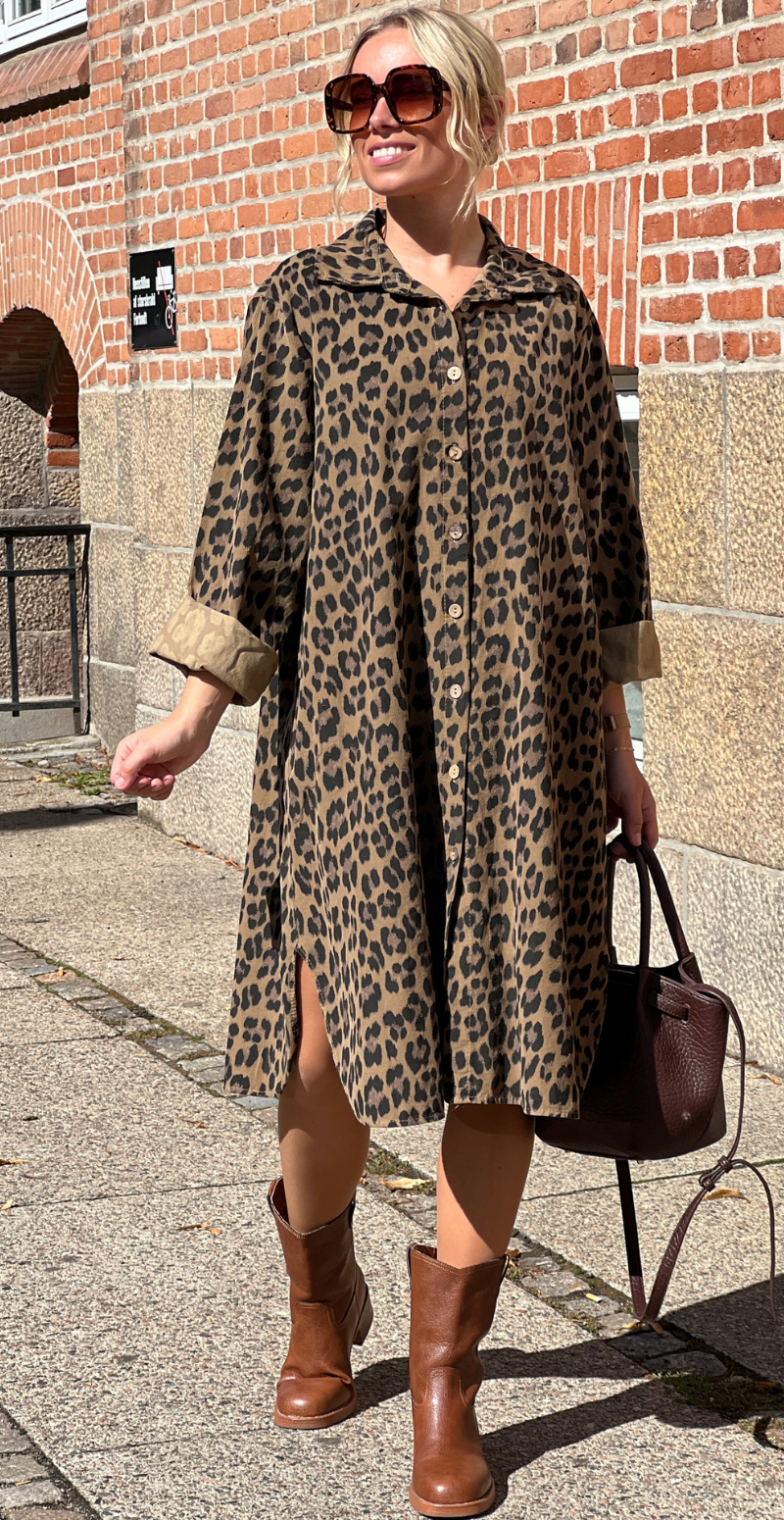 Forudbestil uge 35 Danica fløjls kjole-tunika med knapstolpe camel leoprint LikeLondon