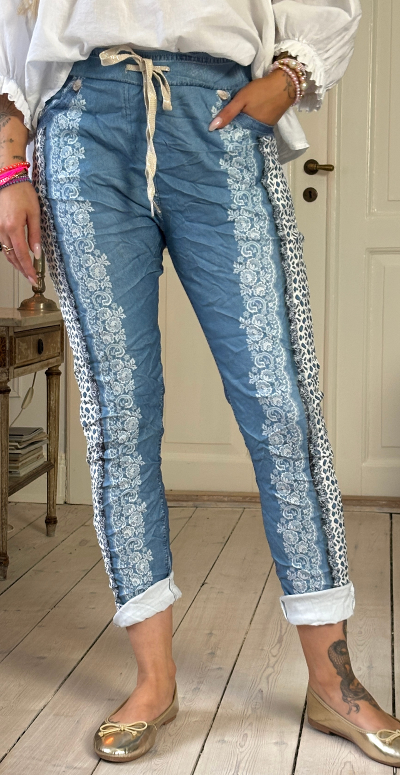 Forudbestil uge 8 Sisse bukser med blondemønster blå/blonder LikeLondon