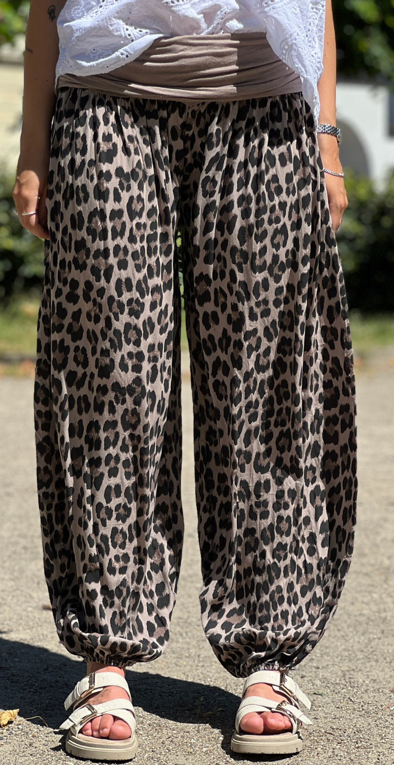 Mara bukser med leopardprint og elastikstykke ved taljen leopard LikeLondon
