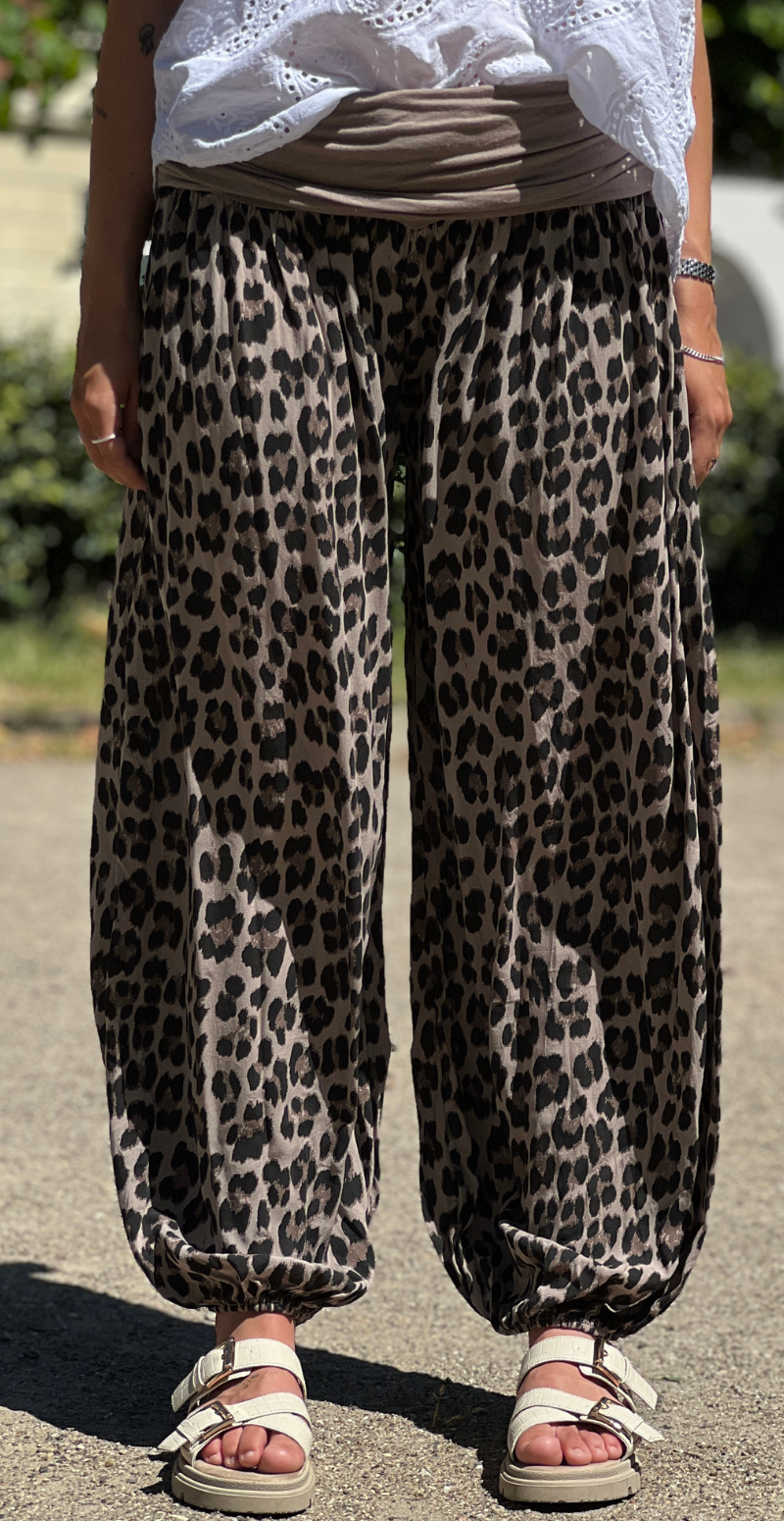 Mara bukser med leopardprint og elastikstykke ved taljen leopard LikeLondon