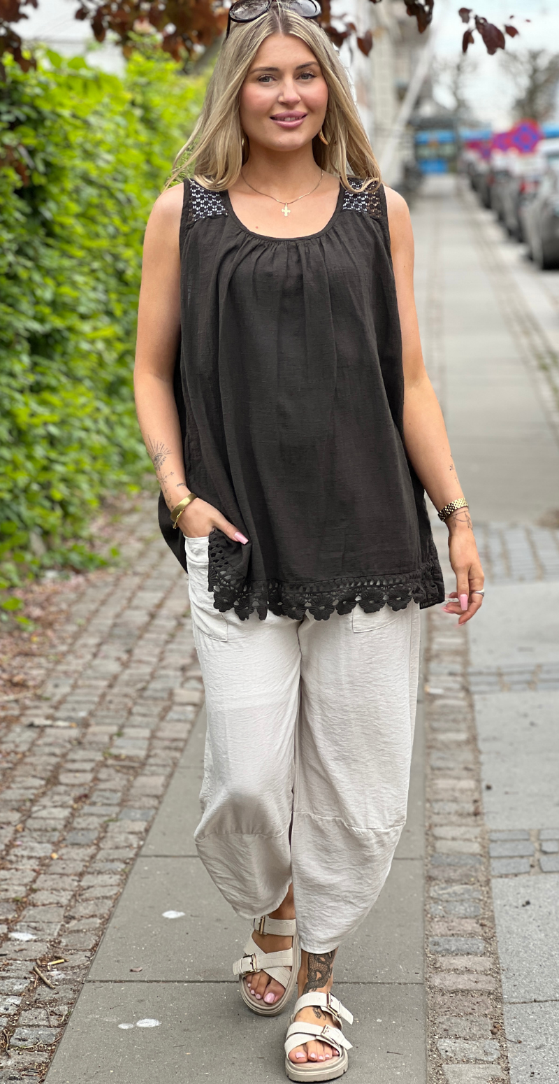 Ina bluse med blondedetaljer brun LikeLondon