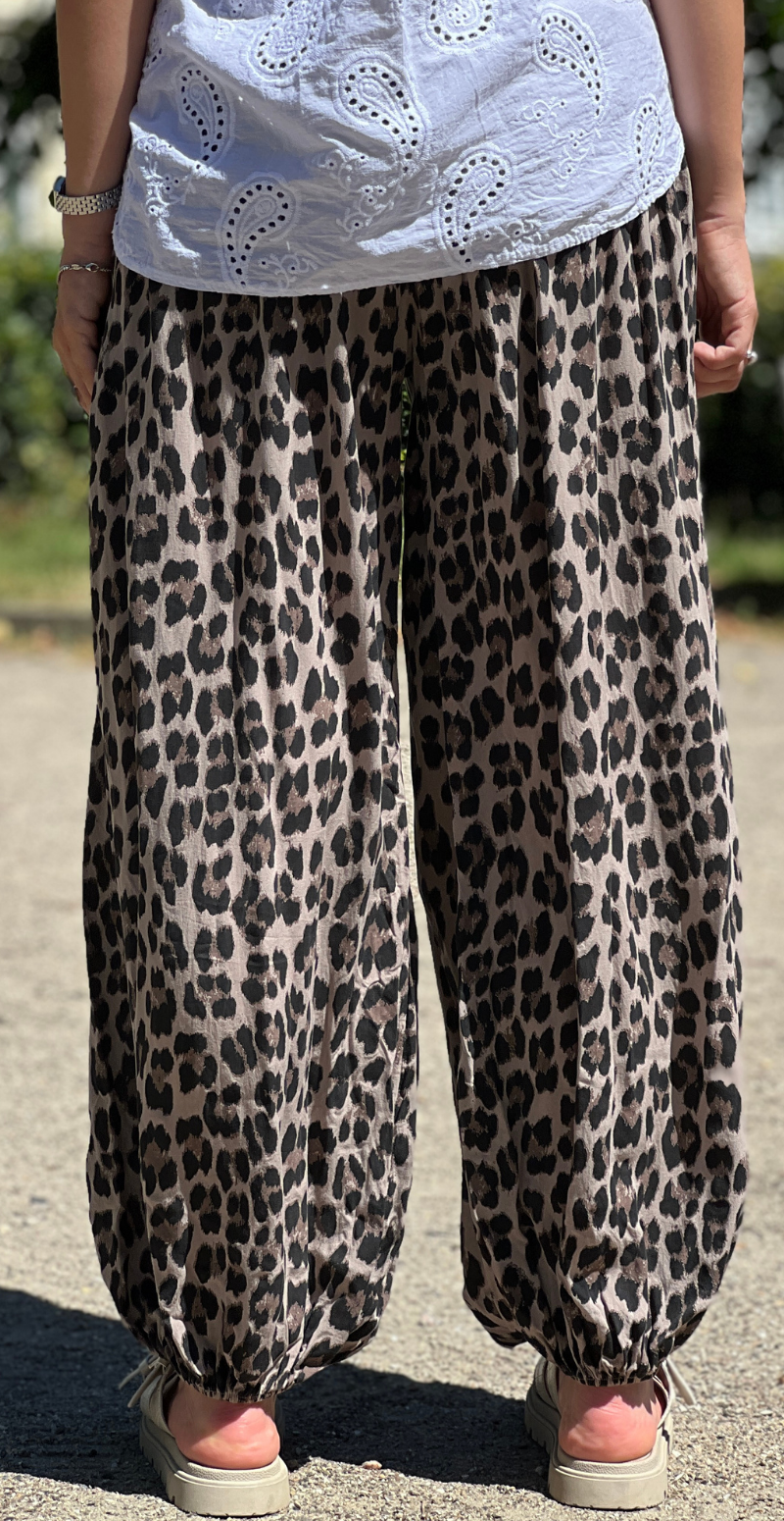 Mara bukser med leopardprint og elastikstykke ved taljen leopard LikeLondon