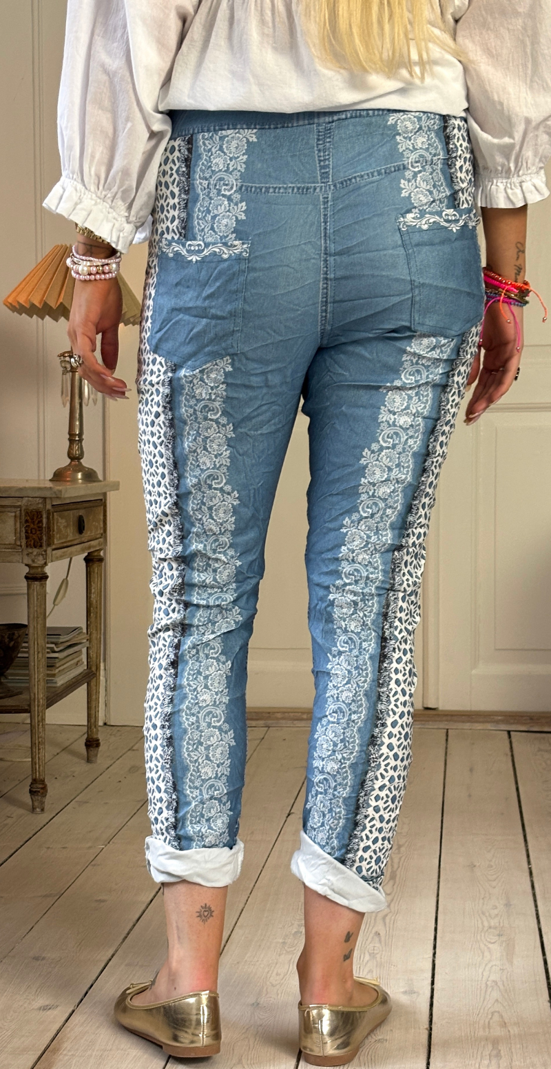 Forudbestil uge 8 Sisse bukser med blondemønster blå/blonder LikeLondon