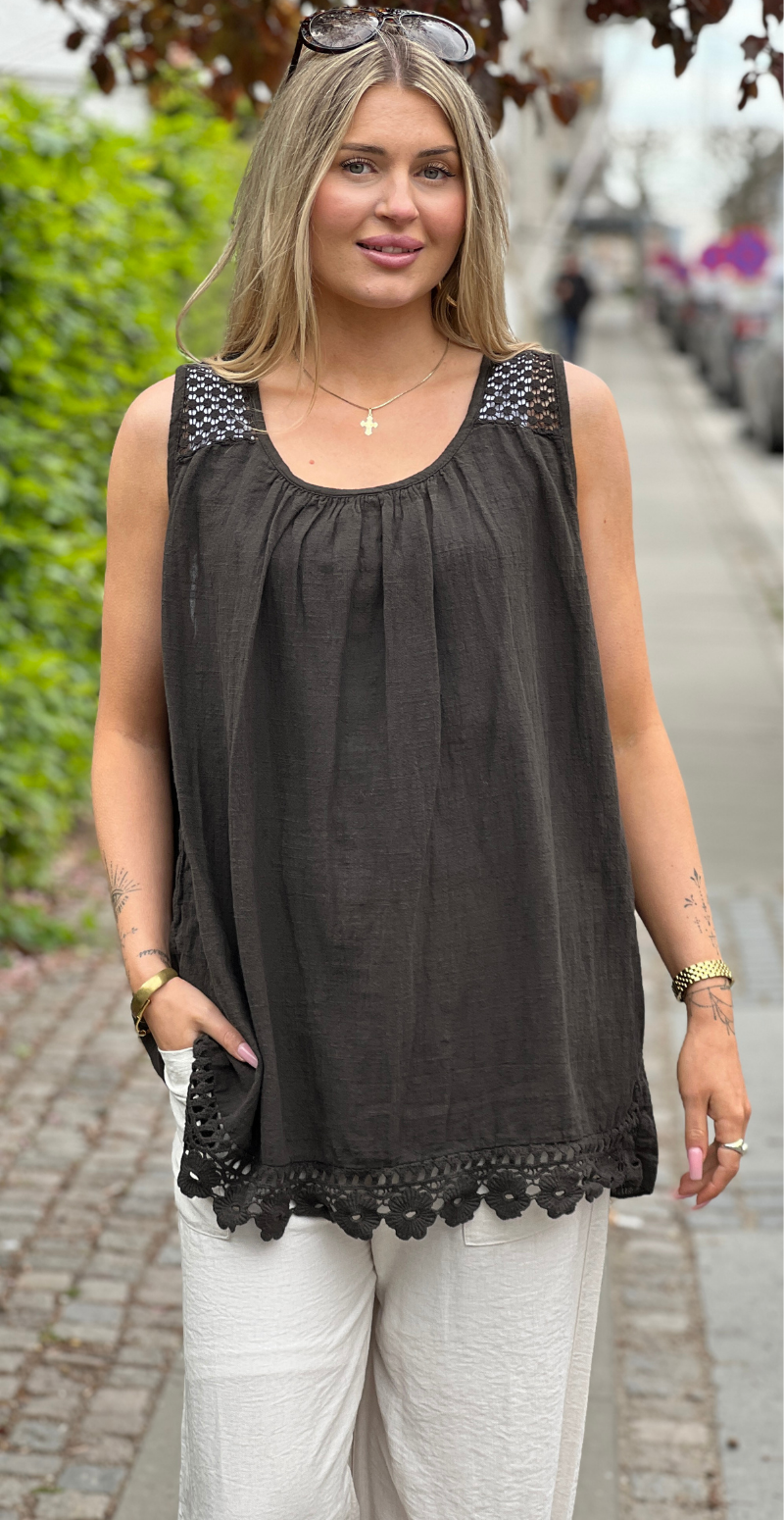 Ina bluse med blondedetaljer brun LikeLondon