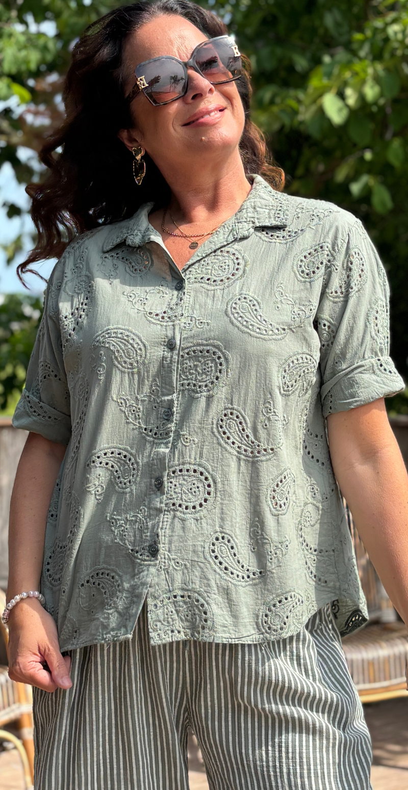 Isobel bluse med 3/4 ærmer og broderi anglaise khaki LikeLondon