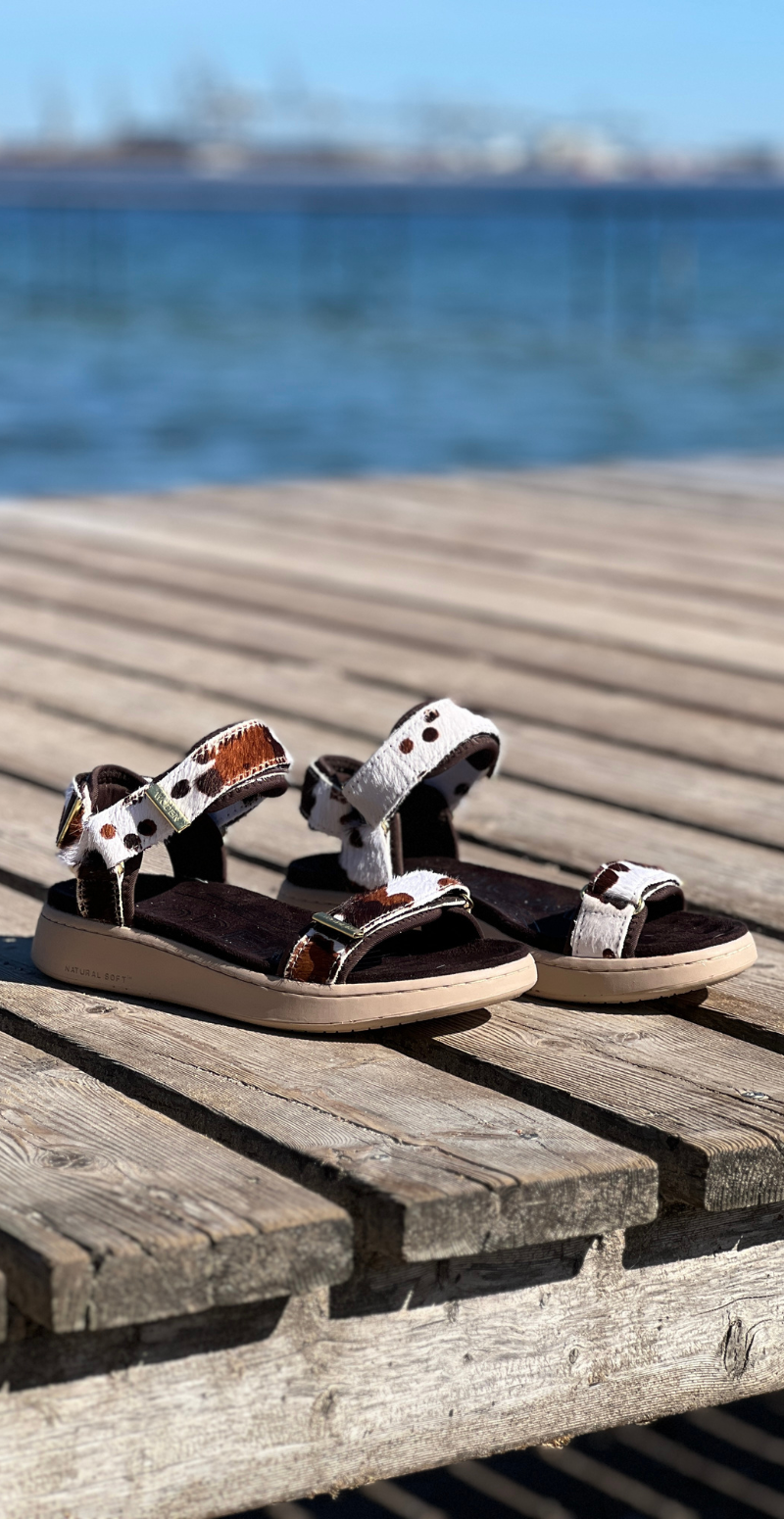 Line sandal med velcro og cow print Woden