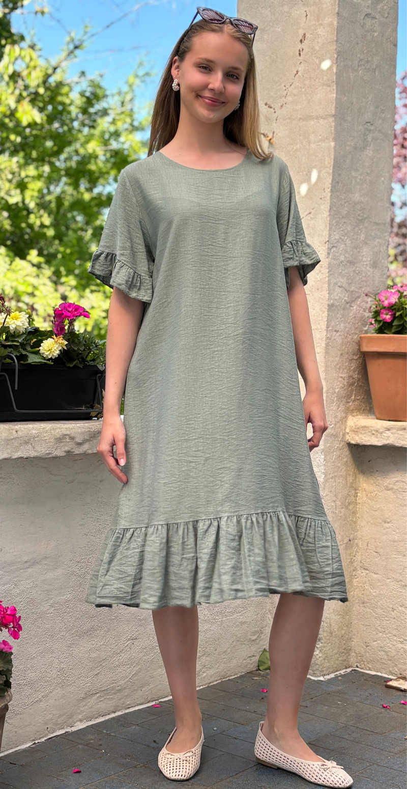Lilly kjole med korte flæseærmer og peplumeffekt khaki LikeLondon