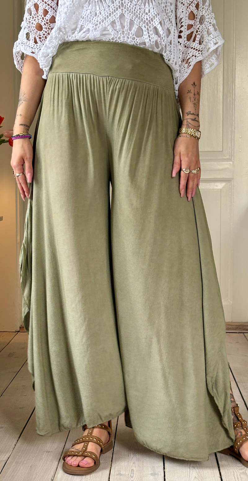 Talia bukser med vidde og slidser i benene khaki LikeLondon