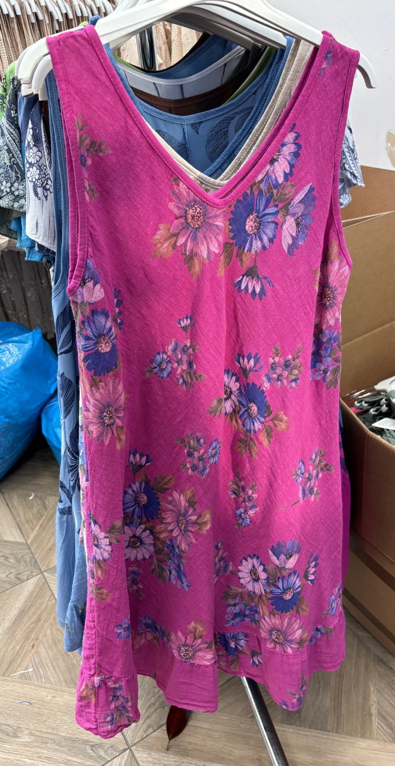 Forudbestilling uge 21 Zofja kjole med blomsterprint og let v-hals pink LikeLondon