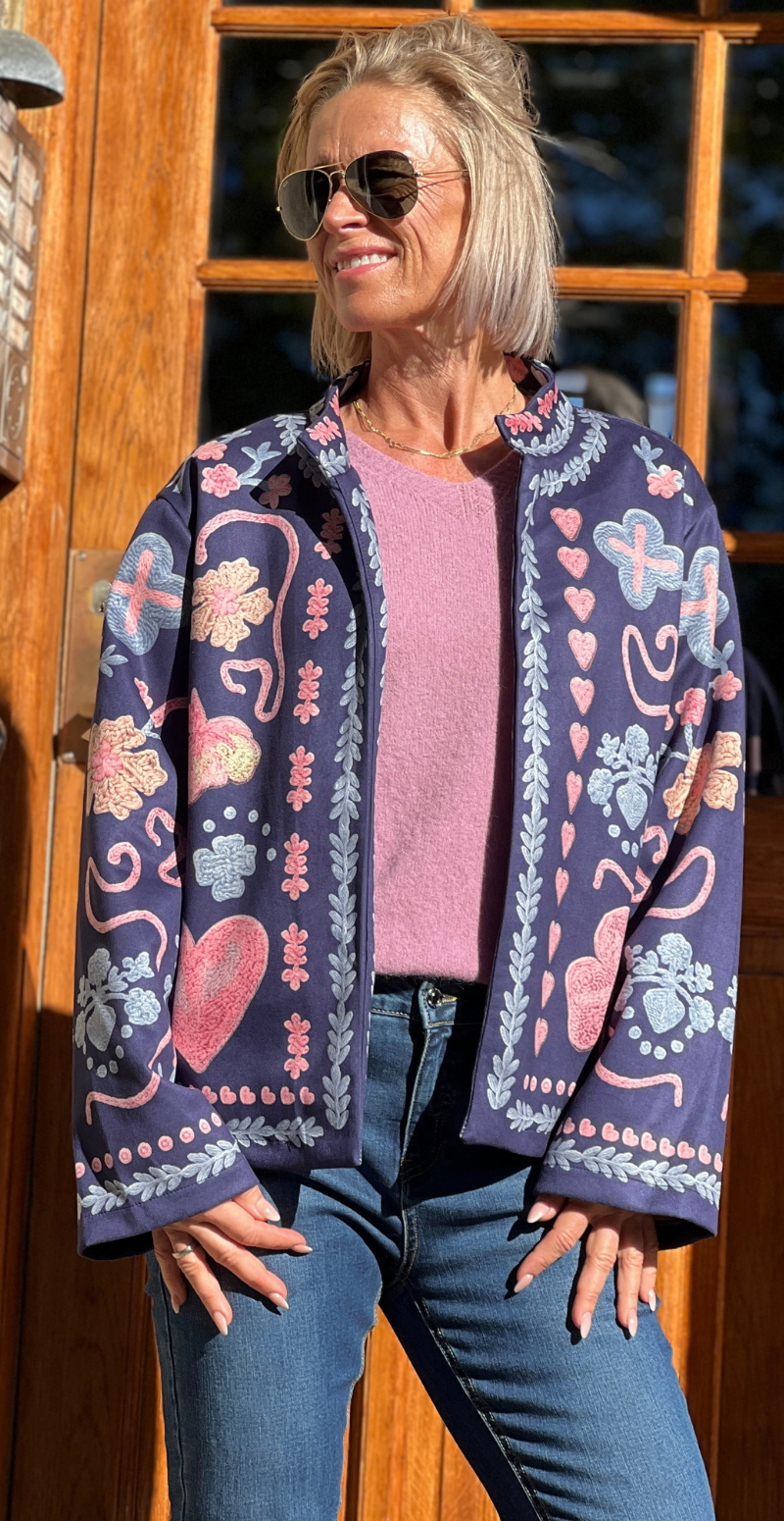 Estelle jakke i ruskindslook med hjerte mønster navy LikeLondon