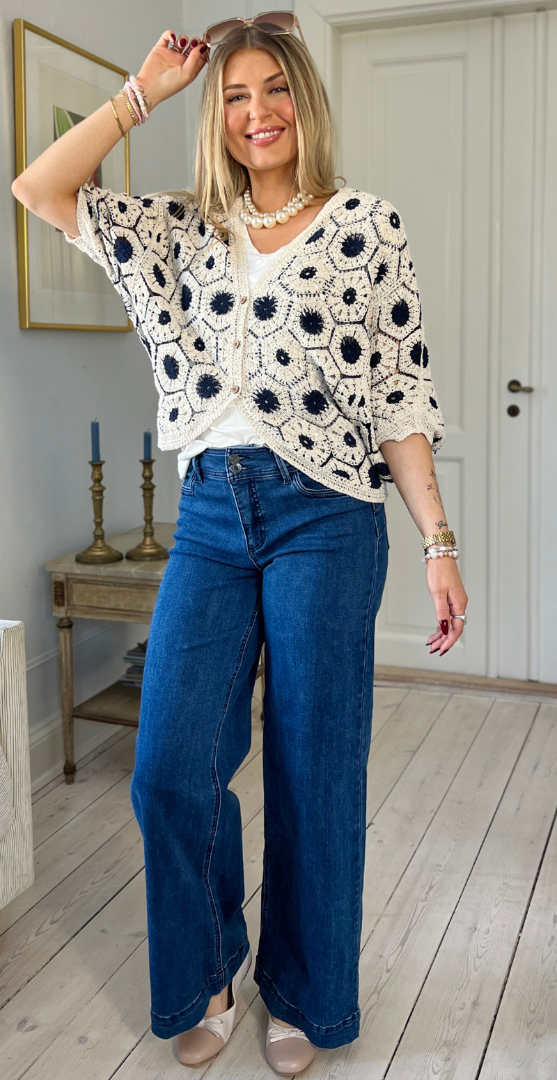 Etina kort cardigan med hæklet mønster og træknapper navy LIkeLondon