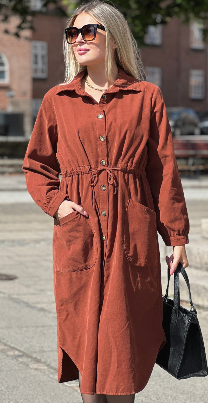 Minna kjole i fløjl med lommer og snøre i taljen tabacco LikeLondon
