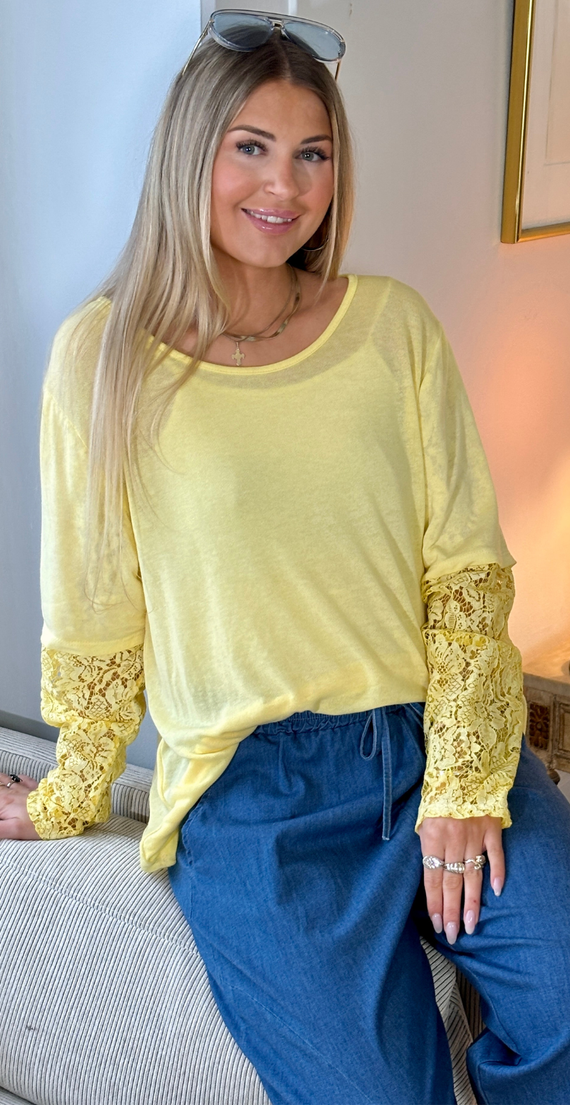 Amalia bluse med langt blondeærme gul LikeLondon