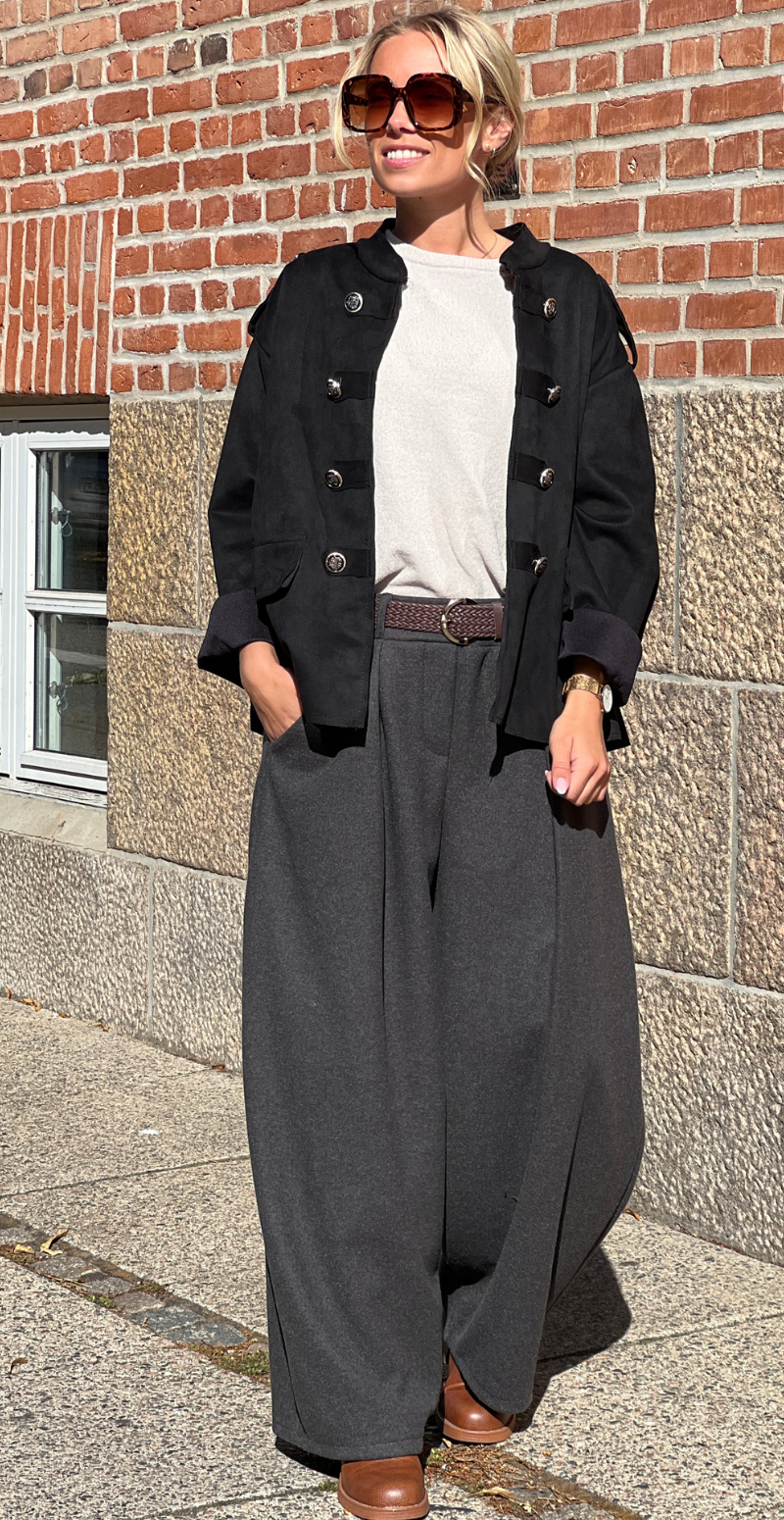 Giselle jakke i ruskindslook med knap-detaljer sort LikeLondon