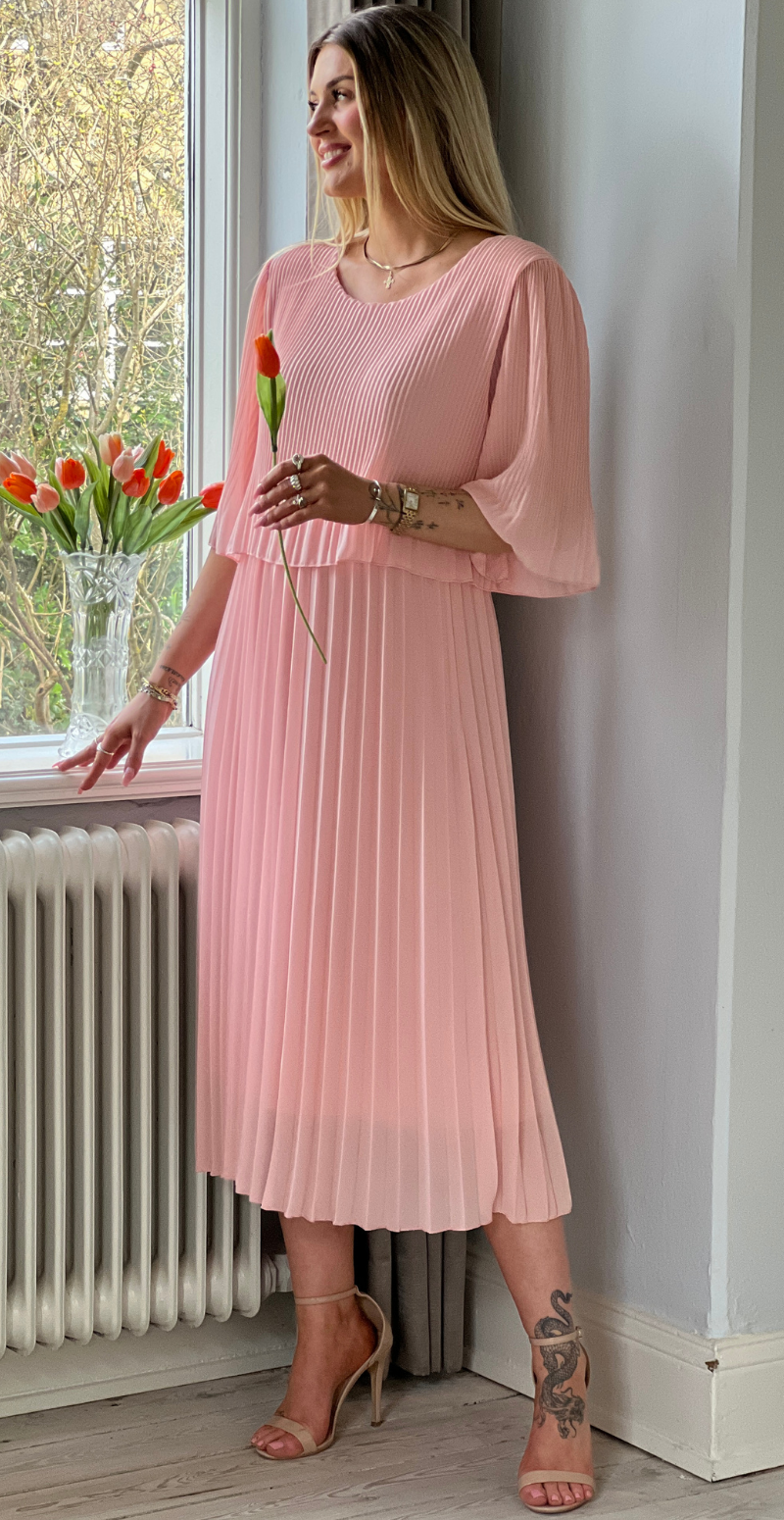 Forudbestil uge 15 Carmen plisseret kjole med elastik i taljen rosa LikeLondon