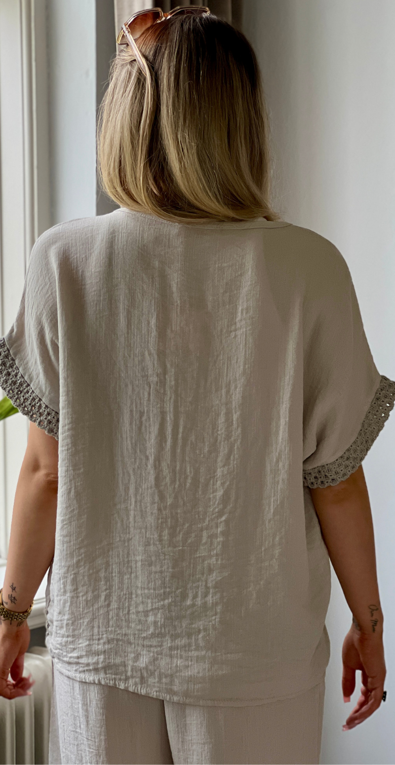 Gladys bluse med kort ærme og hæklede detaljer beige LikeLondon