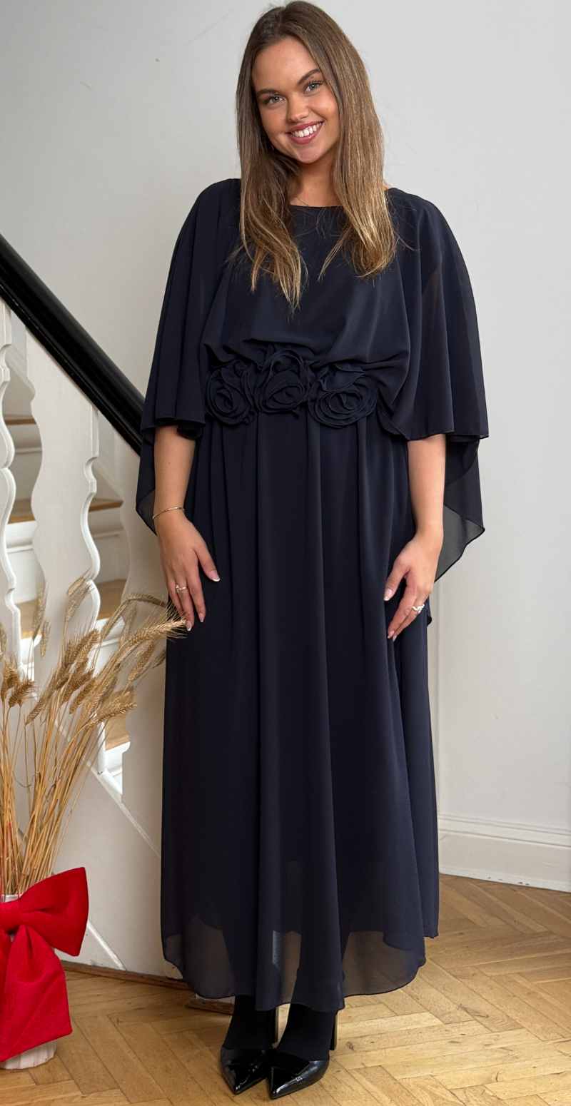 Forudbestil uge 45 Evelyn chiffon kjole med blomster navy LikeLondon