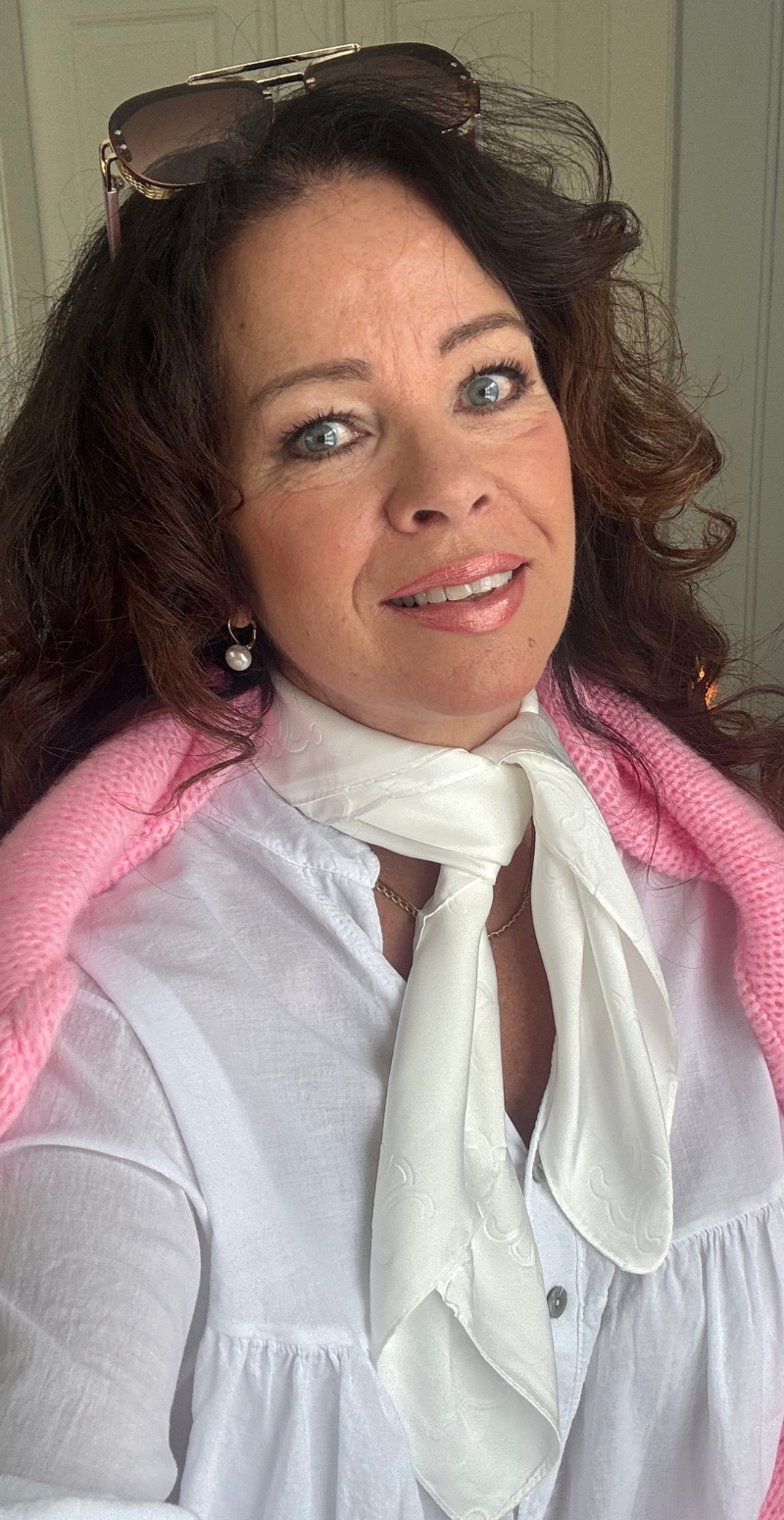 Silketørklæde med monogram mønster hvid LikeLondon