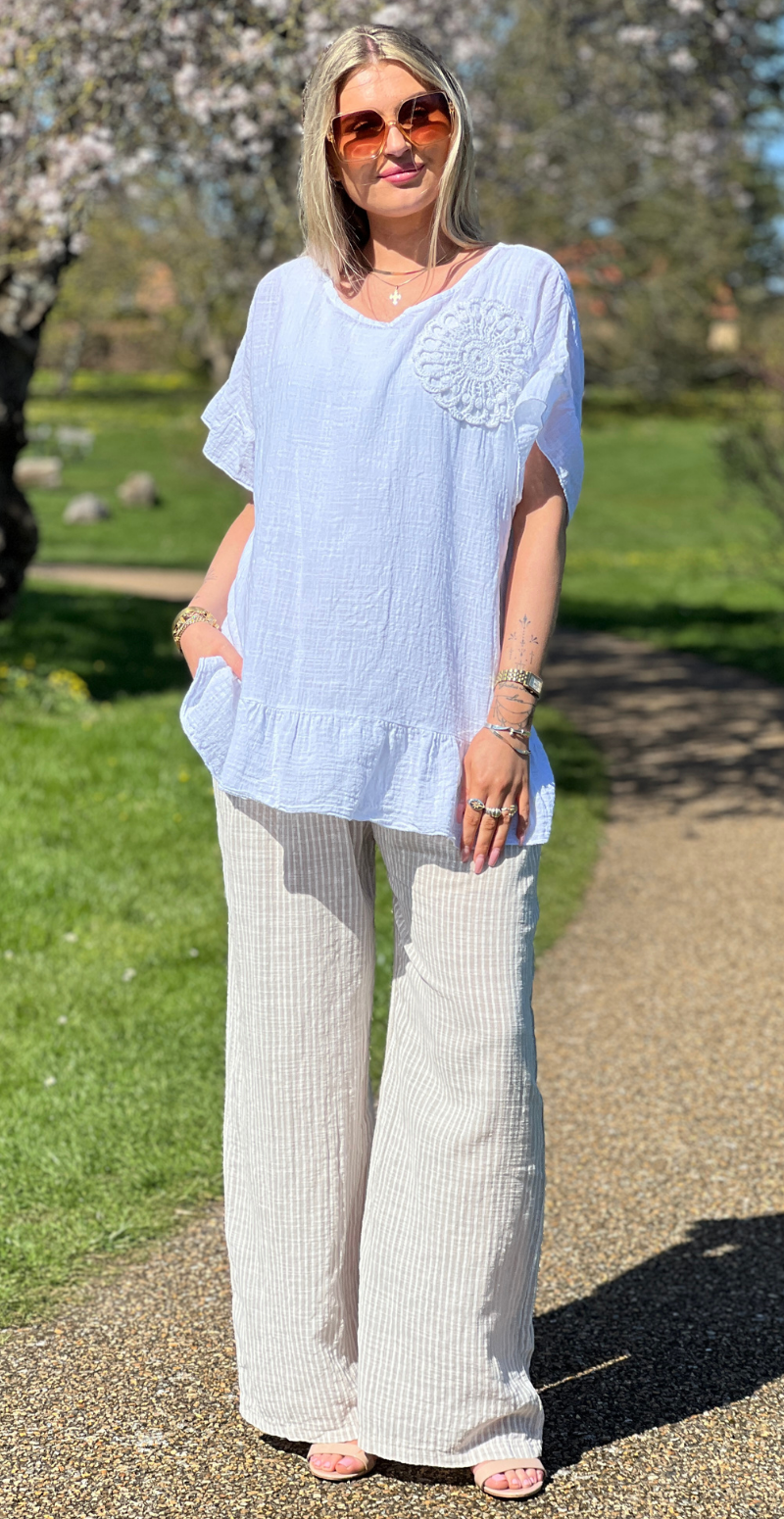 Carolina kortærmet bluse med peplum og hæklet blomst hvid LikeLondon