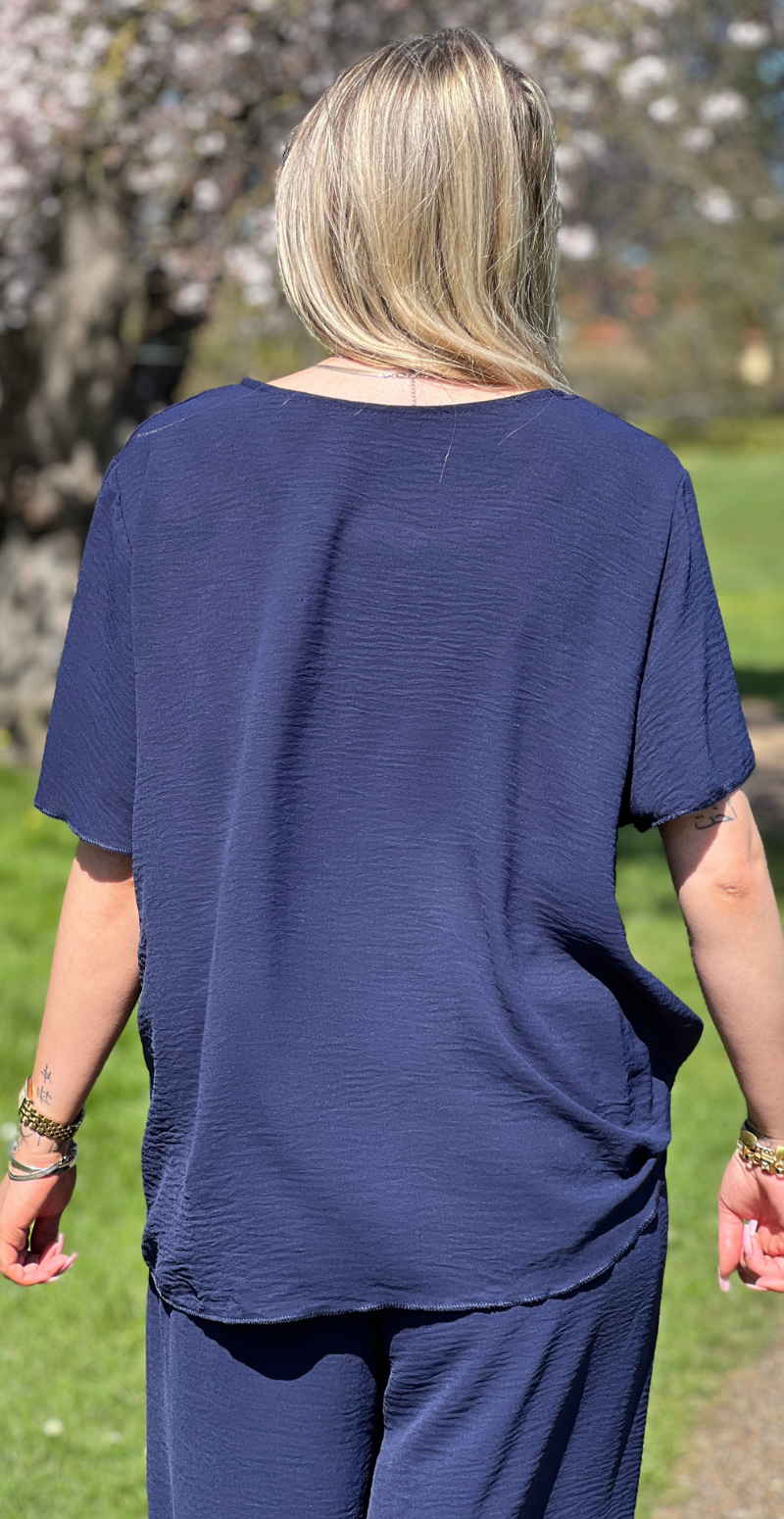 Beate kortærmet bluse med guldknapper navy LikeLondon