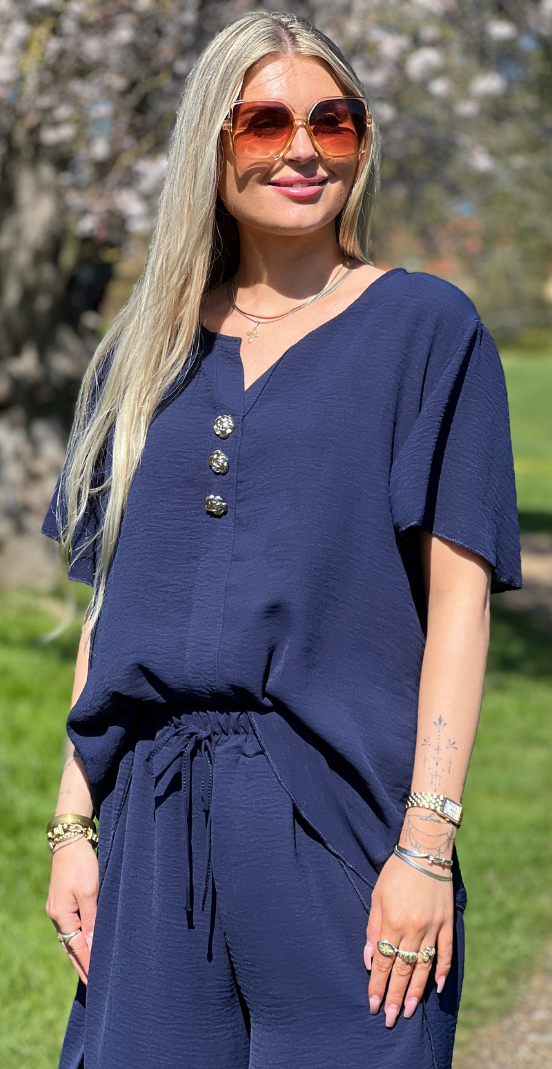 Beate kortærmet bluse med guldknapper navy LikeLondon