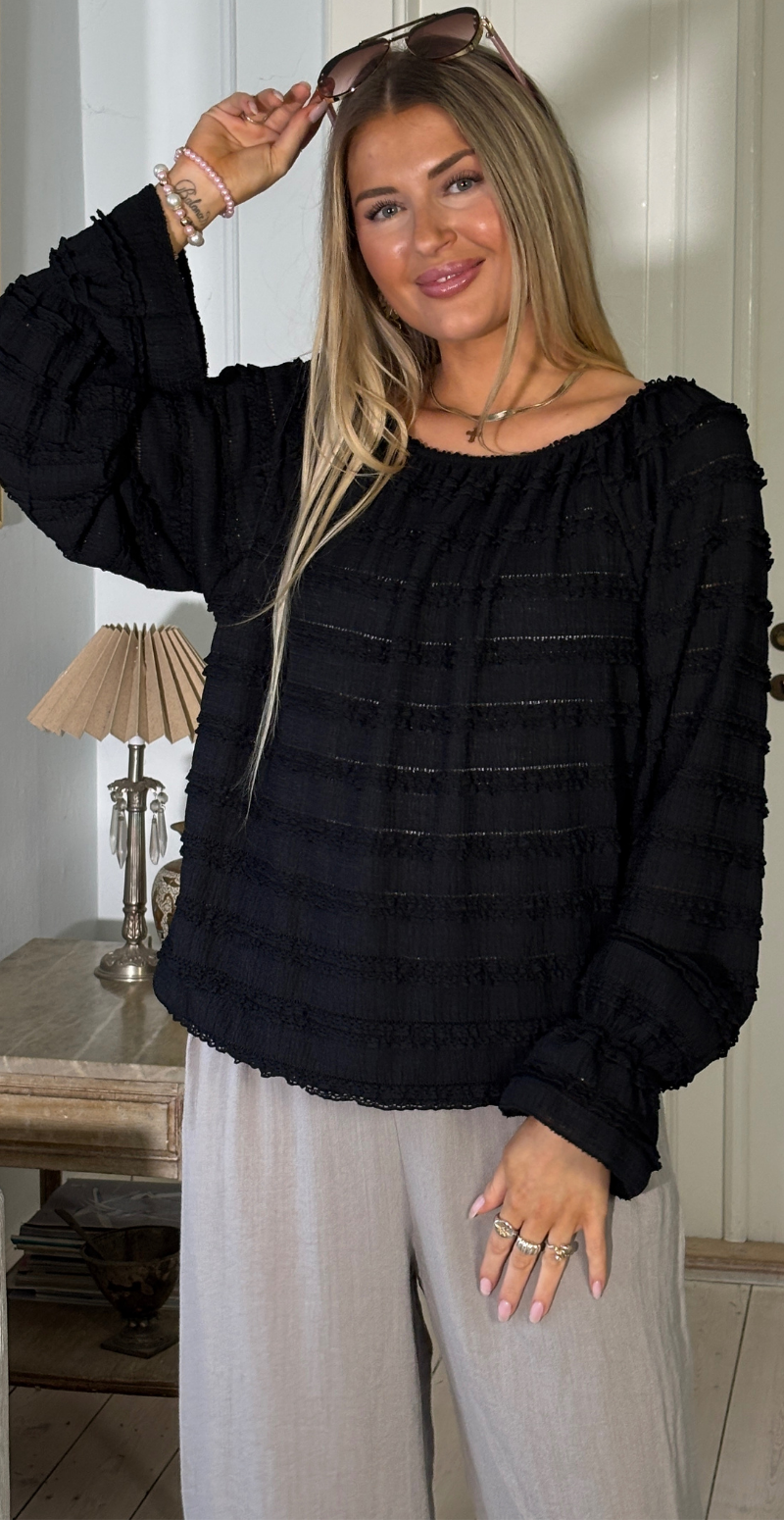 Forudbestil uge 7 Cosima bluse med bådudskæring og flæser sort LikeLondon