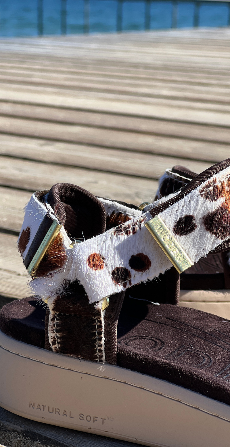 Line sandal med velcro og cow print Woden