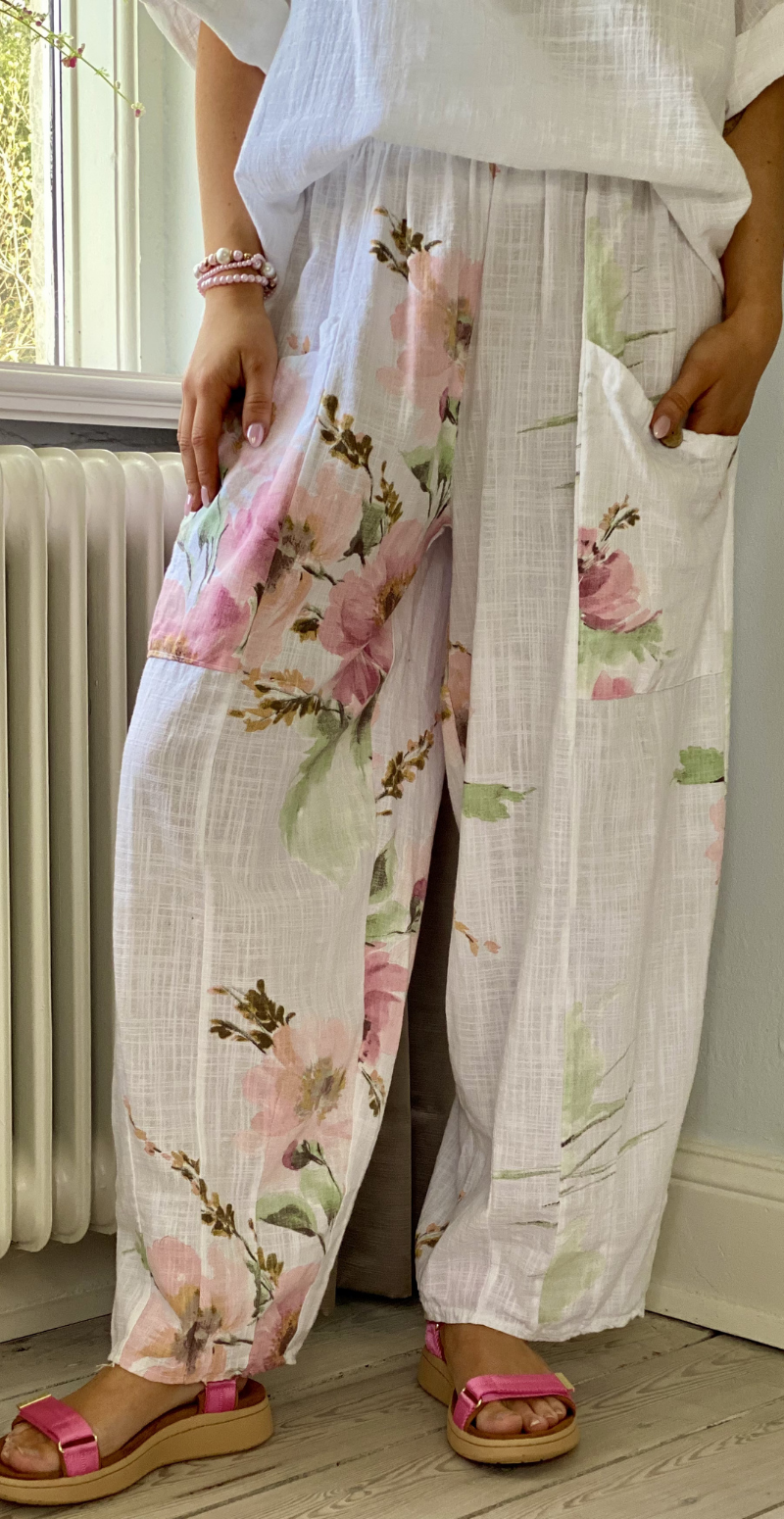 Gwen bukser med blomsterprint og lommer hvid LikeLondon