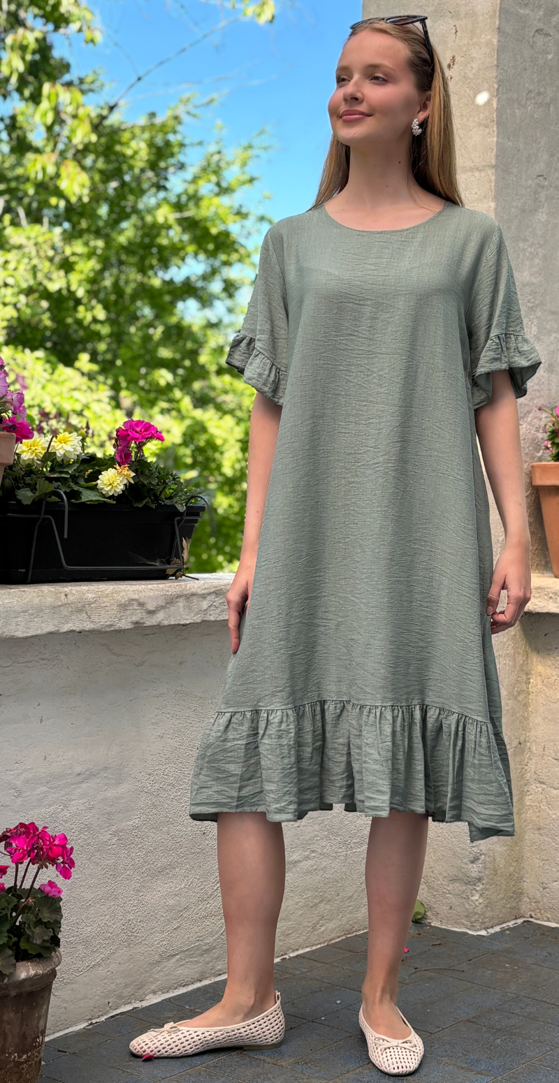 Lilly kjole med korte flæseærmer og peplumeffekt khaki LikeLondon