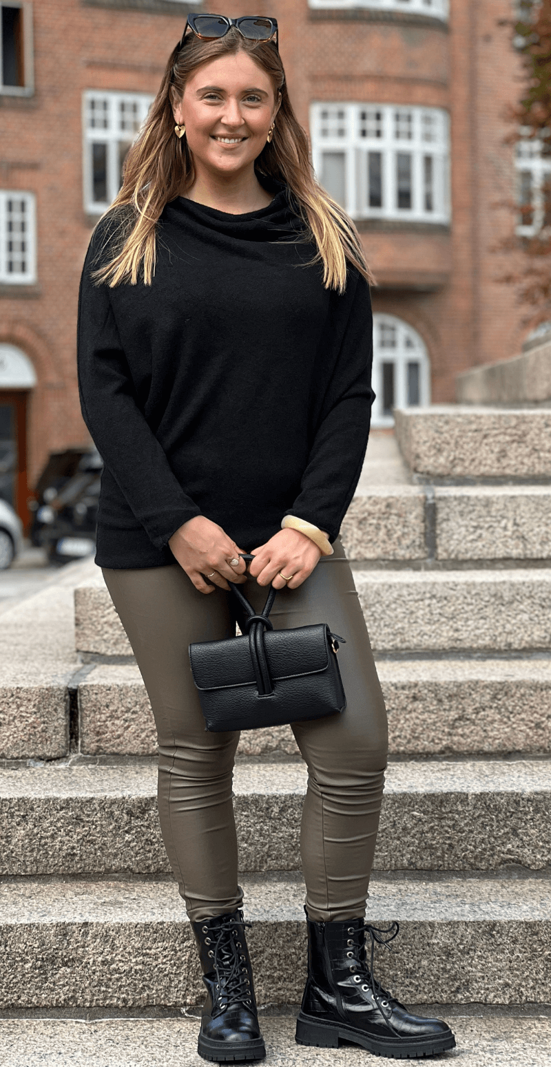 Mimi bluse med asymmetrisk snit i bunden sort LikeLondon