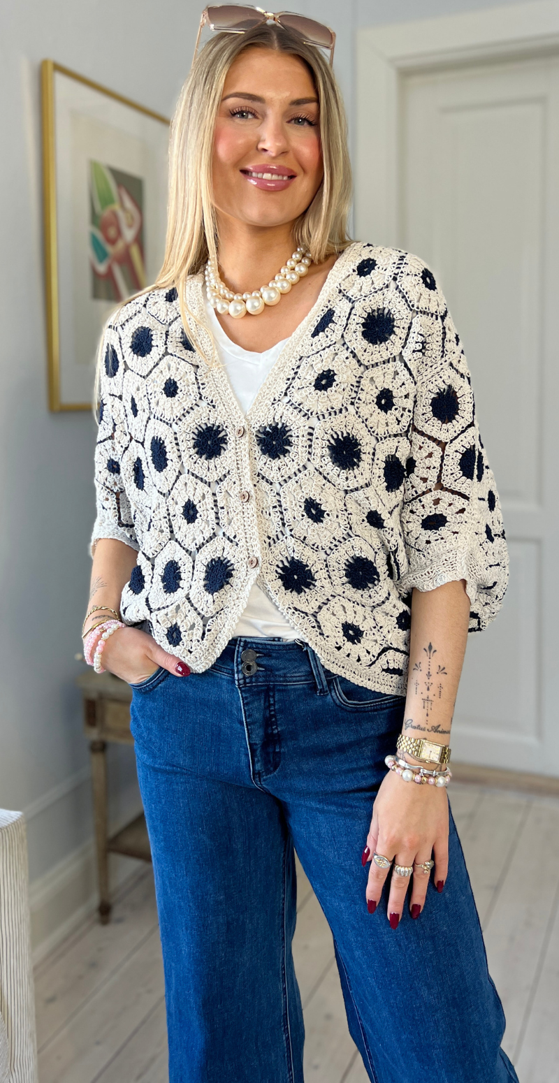 Etina kort cardigan med hæklet mønster og træknapper navy LIkeLondon